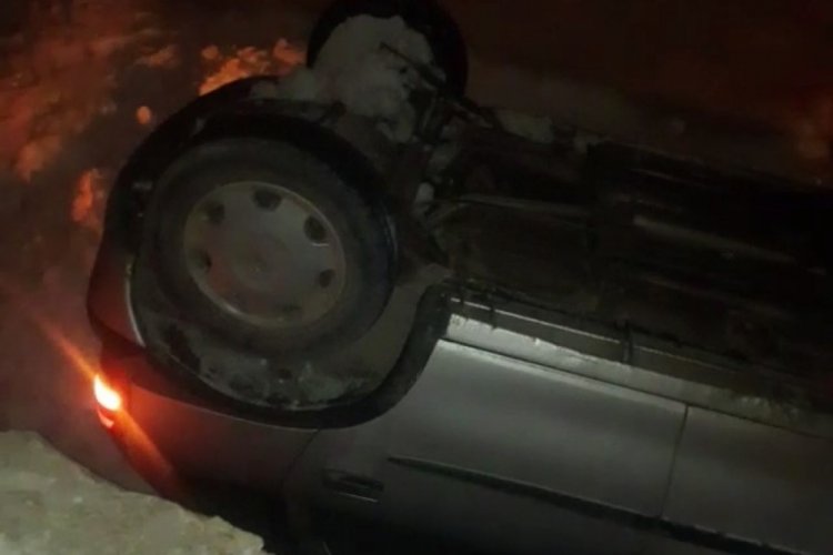 Hakkari'de buzlu yoldan kayan ara&ccedil; su kanalına u&ccedil;tu