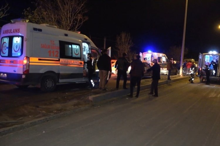 Kırıkkale'de iki otomobil kafa kafaya &ccedil;arpıştı: 7 yaralı