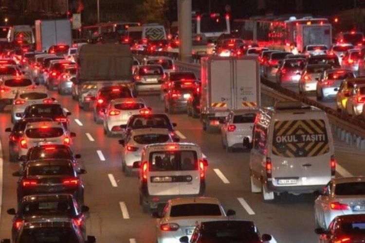 İstanbul'da haftanın ilk g&uuml;n&uuml;nde trafikle yoğunluğu