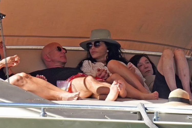 Jeff Bezos, sevgilisi Lauren Sanchez ile tatile &ccedil;ıktı