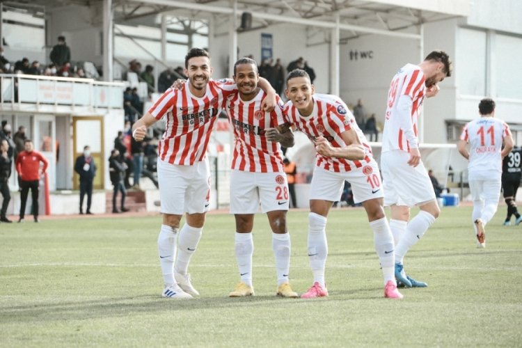 &Uuml;mraniyespor ilk yarıyı lider tamamladı