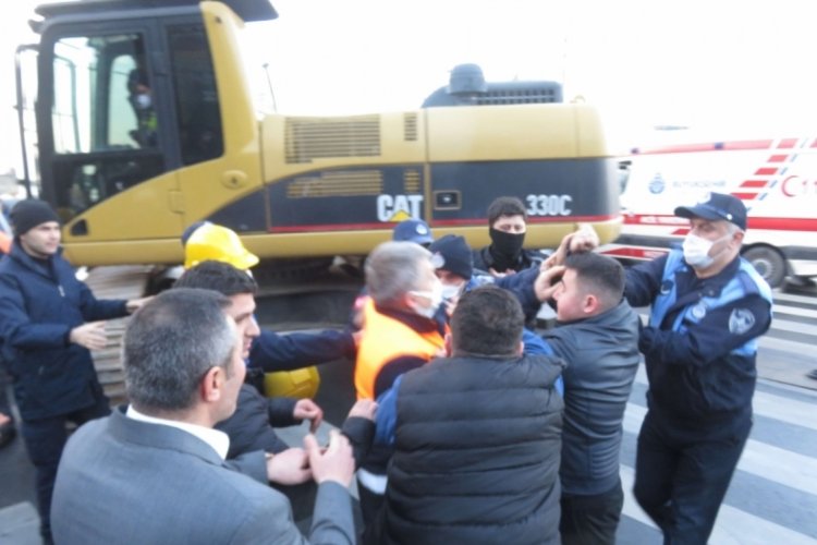İstanbul &Uuml;sk&uuml;dar'da olaylı yıkım: Zabıta ve &ccedil;alışanlar birbirine girdi