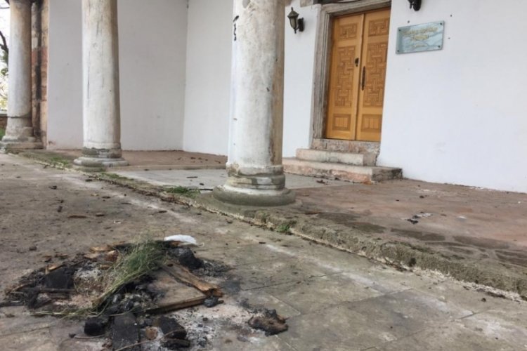 Bursa'da bir tarih madde bağımlılarına esir! Hatice Sultan T&uuml;rbesi...