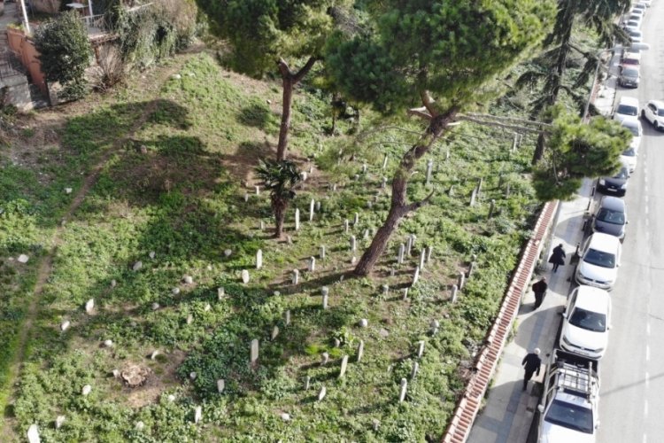 Tarihi mezarlık definecilerin talanına uğradı