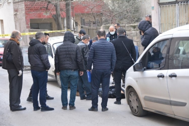 Madde bağımlısı gen&ccedil;, otomobilin altında &ouml;l&uuml; bulundu