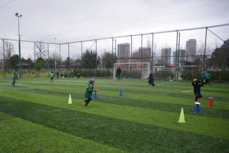Bursaspor Futbol Okulu &ccedil;alışmalarına kış d&ouml;neminde de devam