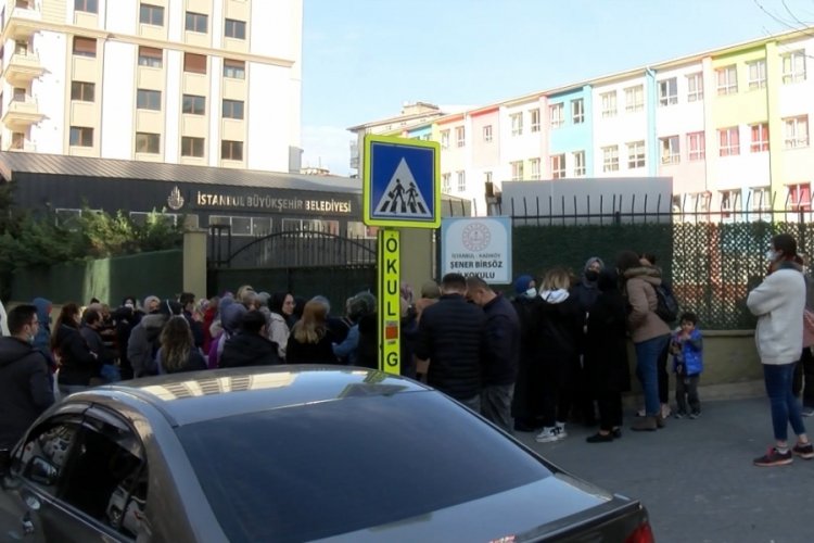 İstanbul Kadık&ouml;y'de m&uuml;d&uuml;rden &ouml;ğrencilere darp; veliler konuştu
