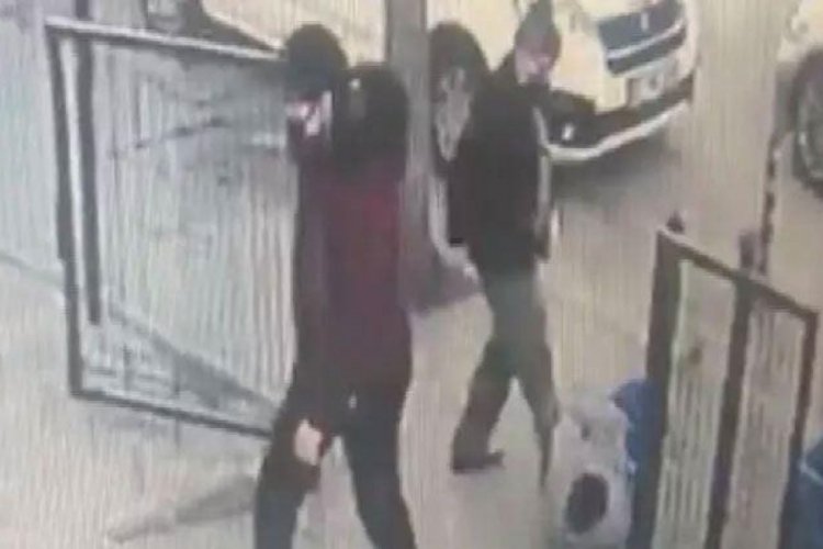 Yere d&uuml;şen engelli &ccedil;ocuğunu tekmeledi