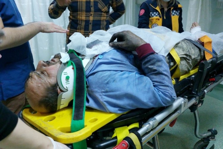 Samsun'da yanan evinin &ccedil;atısından d&uuml;şerek hastanelik oldu