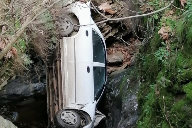 Manisa'da otomobil dere yatağına u&ccedil;tu: 1 yaralı