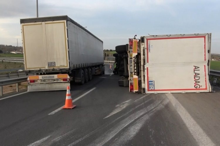 İstanbul'da virajı d&ouml;nemeyen cam y&uuml;kl&uuml; tır devrildi