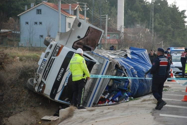 K&uuml;tahya'da sebze y&uuml;kl&uuml; kamyonet devrildi: 1 &ouml;l&uuml;, 1 yaralı