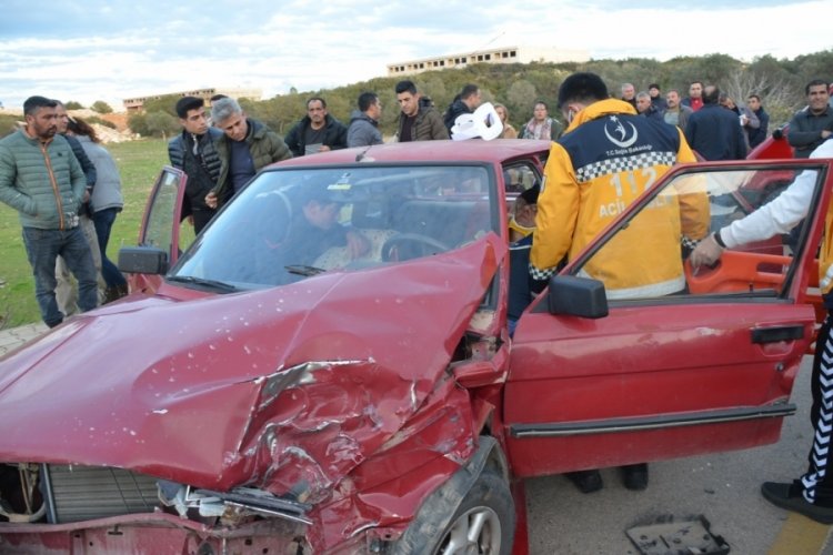Trafik kazasında otomobilin i&ccedil;inde sıkışan s&uuml;r&uuml;c&uuml;y&uuml; itfaiye kurtardı