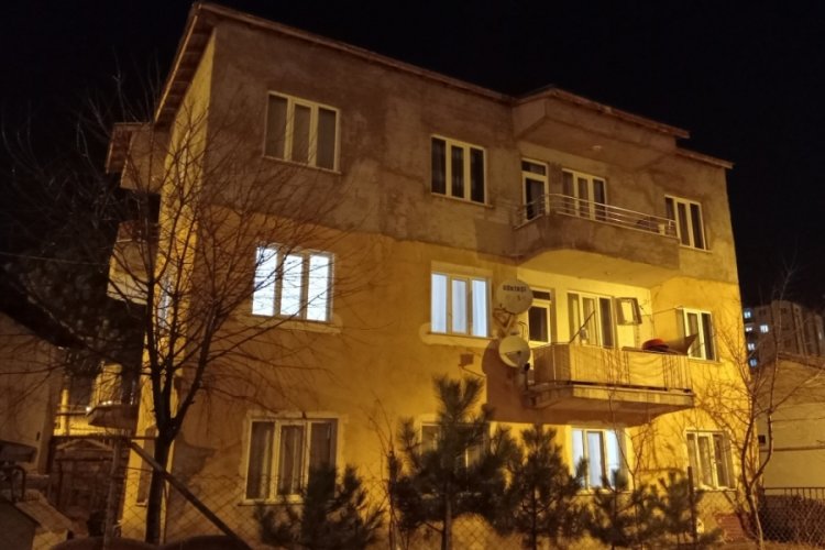 Tamirat i&ccedil;in &ccedil;ıktığı &ccedil;atıdan d&uuml;şerek ağır yaralandı
