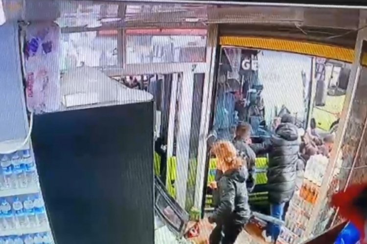 Annenin &ouml;ld&uuml;ğ&uuml;, kızlarının yaralandığı feci kazada s&uuml;r&uuml;c&uuml;lere ev hapsi cezası