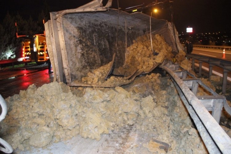 TEM'de iki tır &ccedil;arpıştı, tonlarca &ccedil;amur yola sa&ccedil;ıldı