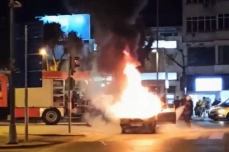 Otomobil cadde ortasında alev topuna d&ouml;nd&uuml;
