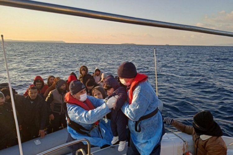 İzmir a&ccedil;ıklarında 102 d&uuml;zensiz g&ouml;&ccedil;men kurtarıldı