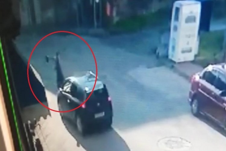 Bursa'da &ccedil;&ouml;p atmaya &ccedil;ıktı, kazada &ouml;ld&uuml;; o anlar kamerada