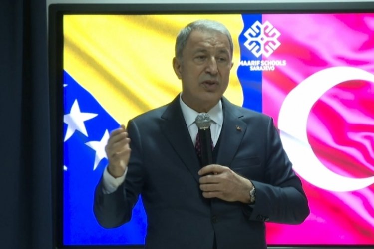 Bakan Hulusi Akar'a Boşnak &ouml;ğrencilerden "Plevne Marşı" s&uuml;rprizi