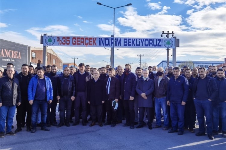 Bursa'da mobilyacılar pankart a&ccedil;arak indirim istedi