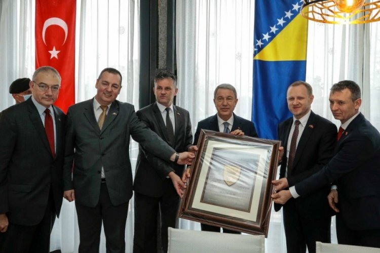 Milli Savunma Bakanı Akar'a Zenica'dan 'Fahri Vatandaşlık Belgesi'