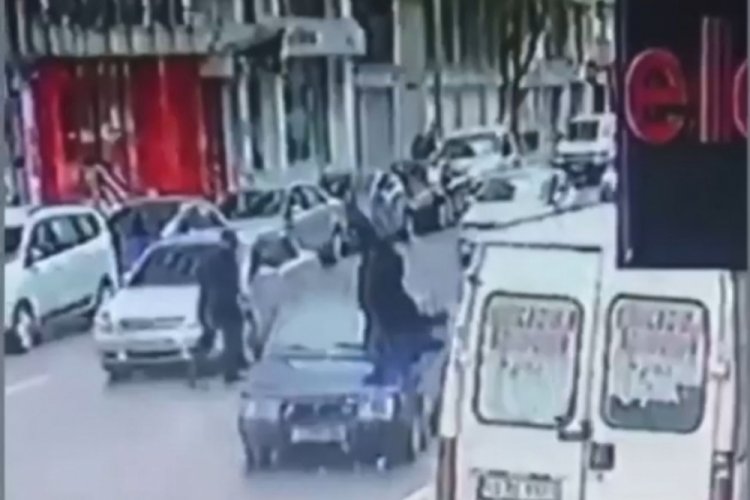 Eskişehir'de sollama yaparak değiştirdiği şeritte yayaya &ccedil;arpıp, ka&ccedil;tı