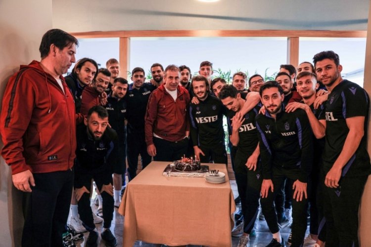 Abdulkadir Parmak doğum g&uuml;n&uuml;n&uuml; takım arkadaşlarıyla kutladı
