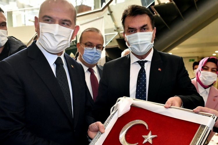 Bursalı Başkan D&uuml;ndar'dan Bakan Soylu'ya işlemeli T&uuml;rk Bayrağı hediyesi