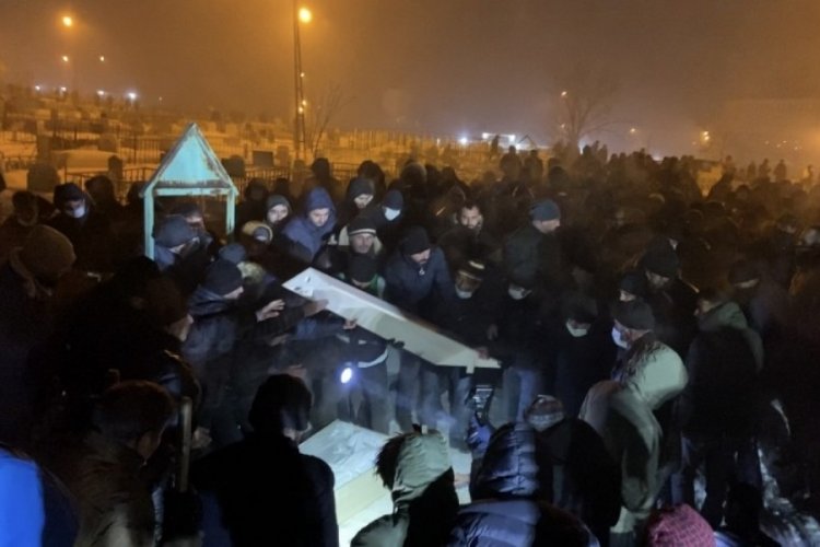 Nişan d&ouml;n&uuml;ş&uuml; kazada hayatını kaybeden iki gen&ccedil; toprağa verildi