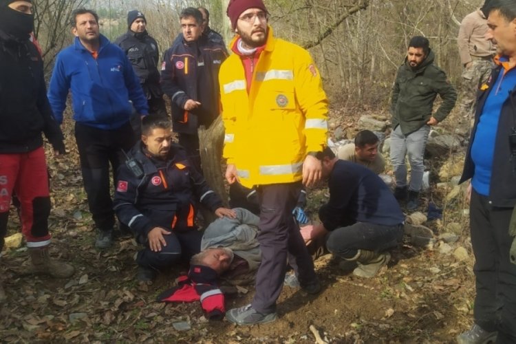 Kaybolan yaşlı adam ağa&ccedil; kenarında uyurken bulundu