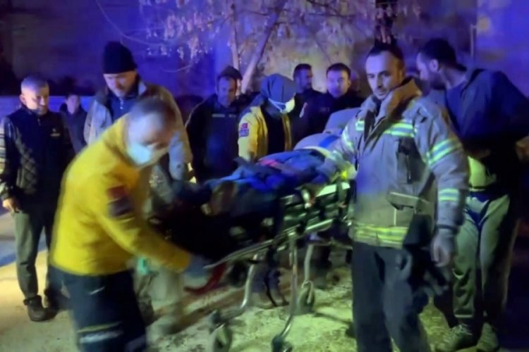 Bursa'da freni boşalan kamyonet &ccedil;ocuk parkına daldı: 2 yaralı