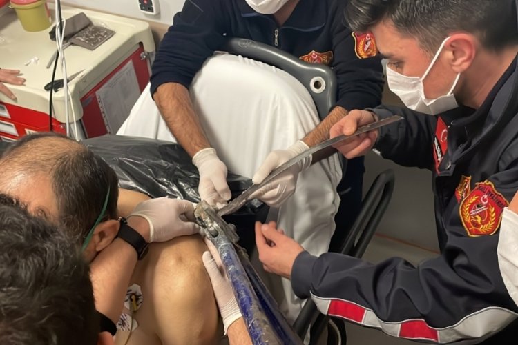 İnşaatta d&uuml;şen iş&ccedil;inin sırtına demir testere saplandı
