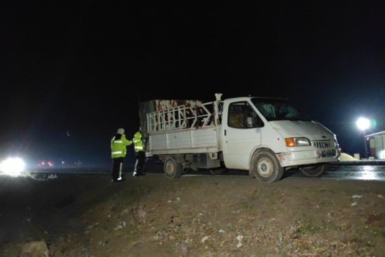 Şanlıurfa'da otomobil ile kamyonet &ccedil;arpıştı: 12 yaralı