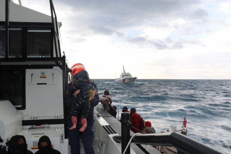İzmir a&ccedil;ıklarında g&ouml;&ccedil;menleri taşıyan tekne battı: 2 &ouml;l&uuml;