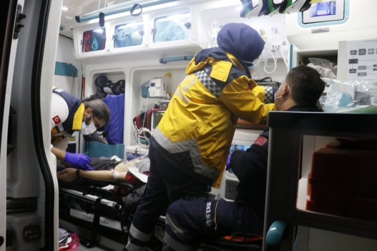Kaldırımda bekleyen gence kurşun yağdırdılar