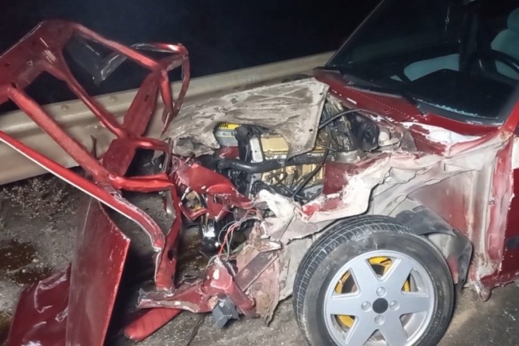 Kontrolden &ccedil;ıkan otomobil bariyerlere &ccedil;arptı: 1 yaralı
