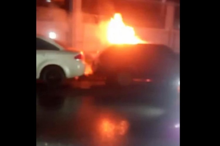 İstanbul Kağıthane'de park halindeki otomobil alev alev yandı
