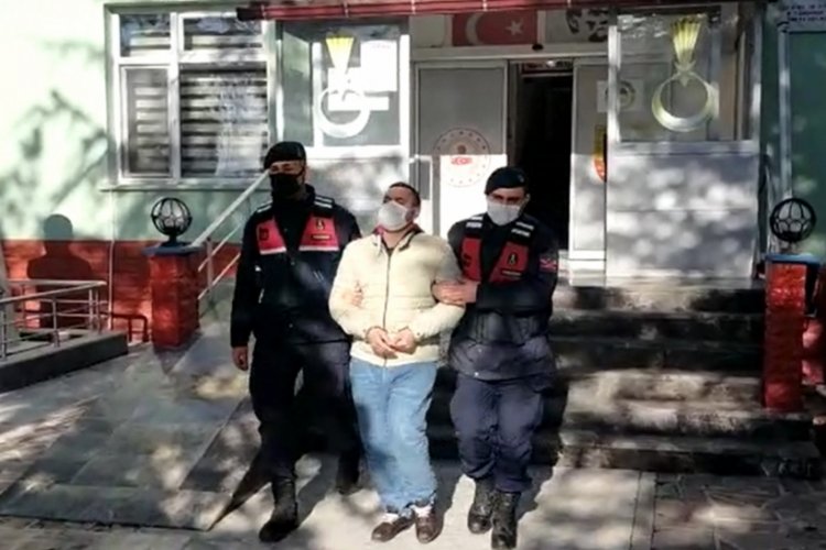 Kendisini jandarma olarak tanıtan şahıs, &ccedil;iftin 60 bin liralık altınını dolandırdı