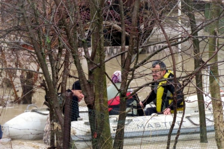 Kırklareli'de selde evlerinde mahsur kalan 8 kişilik aile, botla kurtuldu