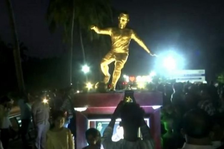 Hindistan'da Cristiano Ronaldo heykeli ortalığı karıştırdı!