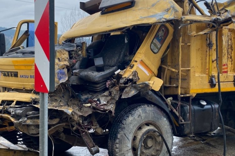 Antalya'da kamyon tırla &ccedil;arpıştı: 1 &ouml;l&uuml;