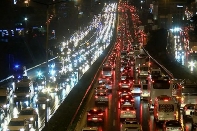 İstanbul'da iş &ccedil;ıkış saatlerinde trafik yoğunluğu y&uuml;zde 85'e ulaştı