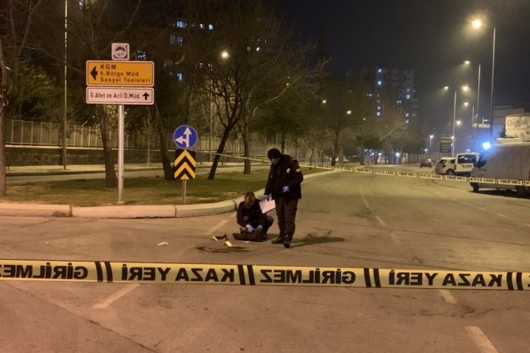 Yolda y&uuml;r&uuml;rken otomobilden a&ccedil;ılan ateş sonucu yaralandı