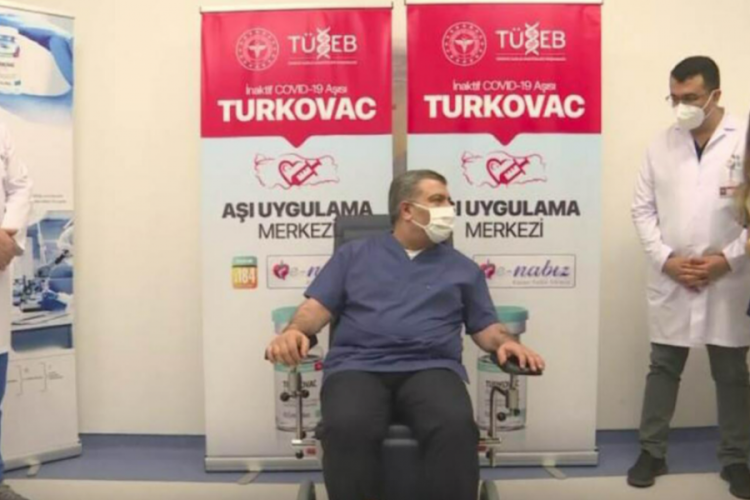 Sağlık Bakanı Koca, hatırlatma dozunu TURKOVAC ile oldu
