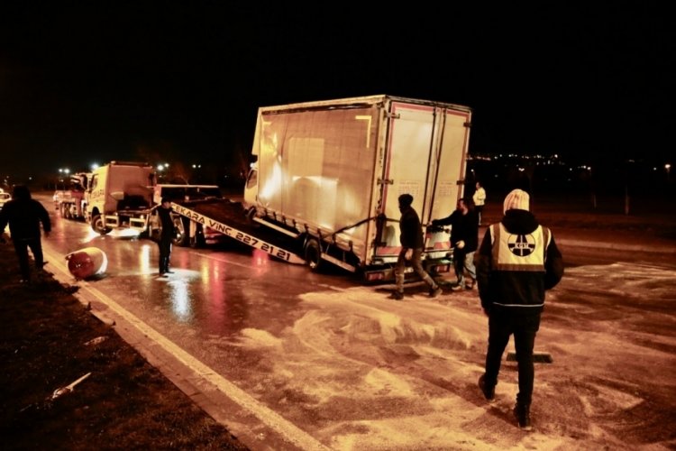 Eskişehir'de kontrolden &ccedil;ıkan kamyonet devrildi