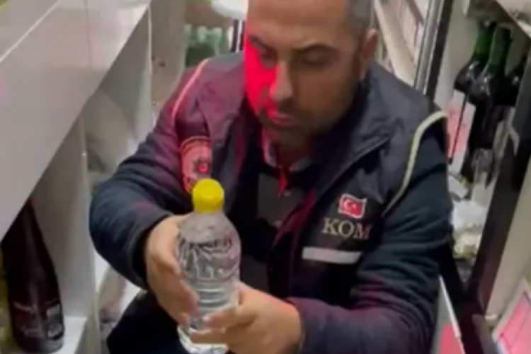 Tekel b&uuml;fesinde su şişelerine doldurulmuş sahte i&ccedil;ki ele ge&ccedil;irildi
