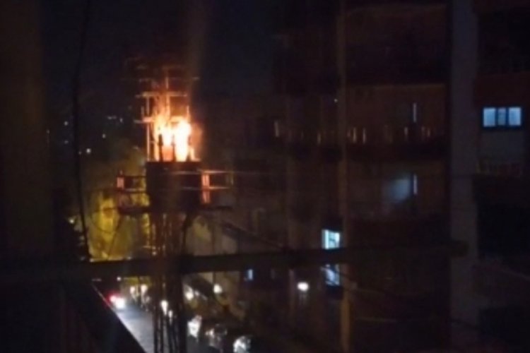 Bomba gibi patlayan trafo paniğe neden oldu