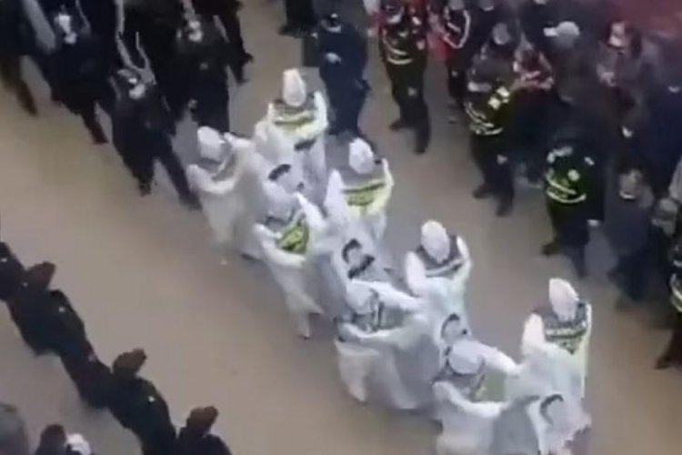 &Ccedil;in'de koronavir&uuml;s kurallarına uymayanları utan&ccedil; y&uuml;r&uuml;y&uuml;ş&uuml;ne &ccedil;ıkardılar
