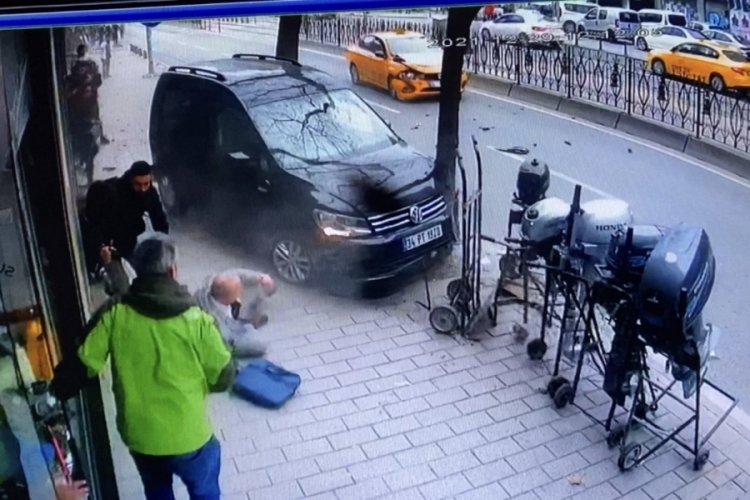 İstanbul'da ara&ccedil; kaldırımdaki yayaların arasına daldı